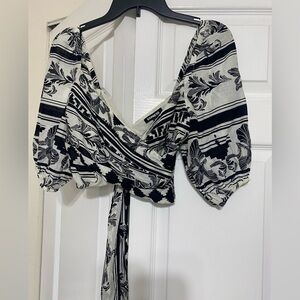 Nwt Express Black & white Printed Wrap Crop Top zipper size 0